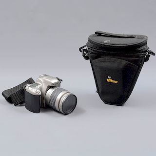 Cámara. Japón. Siglo XX. Marca Nikon. Modelo N55. No. Serie US 3012448 y 2339780. Funcional. Analógica electrónica.