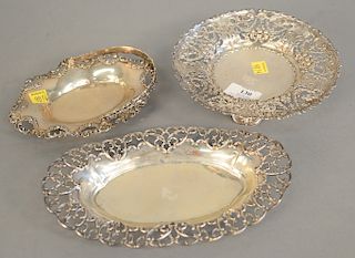 Three sterling silver reticulated dishes, lg. 7" in. to 9 1/2 in., dia 7 1/2 in, 17.9 troy ounces.