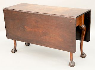 Chippendale mahogany table with rectangular drop leaves, set on cabriole legs ending in ball and claw feet, 18th century (restored)....