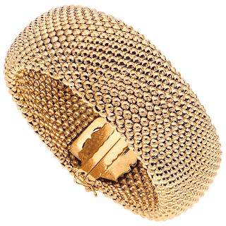 An 18K yellow gold bracelet.
