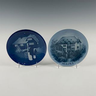 PAIR OF DENMARK-MADE LIMITED EDITION DELFTWARE PLATES