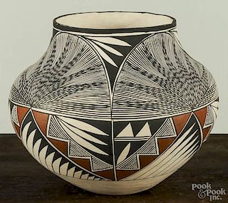 Sandra Victorino Acoma pottery olla, 7 1/2'' h.