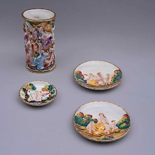 Juego de platos decorativos y floreros. Italia, siglo XX. Elaborados en porcelana Capodimonte con filos en esmalte dorado. Pz: 4