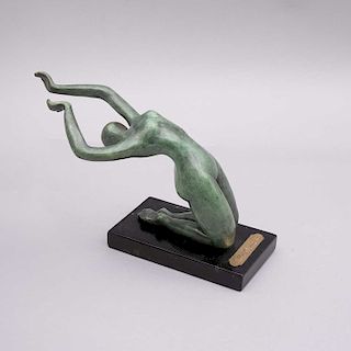Rocío Villagarcía. Mujer en movimiento. Ca. 1980. Fundición en bronce sobre base de mármol negro. Firmado en obra y placa.