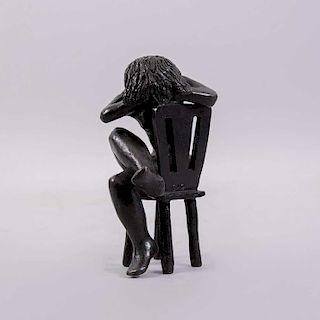 Desnudo de mujer en silla. Siglo XX. Fundición en bronce patinado. Firmado con monograma CAO. 14 cm de altura.