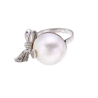 Anillo vintage con media perla y diamantes en plata paladio. Media perla cultivada de 15 mm color blanco. 3 acentos de diamantes...