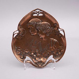 Centro. Ca. 1910. Estilo Art Nouveau. Antimonio con patina de cobre. Decorada con musas y motivos florales en altorrelieve.