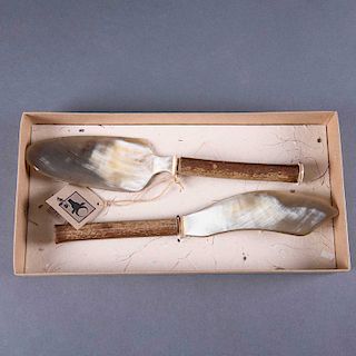 Juego de cubiertos para servicio pastelero. Uruguay, siglo XX. Tallas en cuerno de bovino. Consta de: cuchillo y pala. Pzs: 2