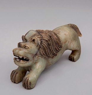 Figura de león. Siglo XX. Elaborado en piedra jabonosa. 16 cm de longitud.