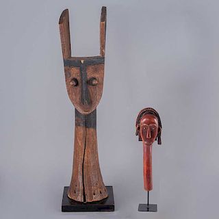 Lote de esculturas. Siglo XX. Estilo africano. Tallas en madera laqueada y esgrafiada sobre bases. Piezas: 2