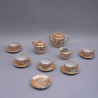Juego de té. Siglo XX. Elaborado en cerámica vidriada y esmaltada. Decorado con vista de paisaje invernal.  Piezas: 14