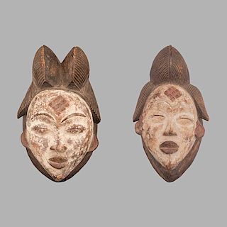 Lote de máscaras de Okuyi/Mukuyi. Gabón, Siglo XX. Grupo étnico Punu. Talla en madera, pigmentos y caolín. Piezas: 2