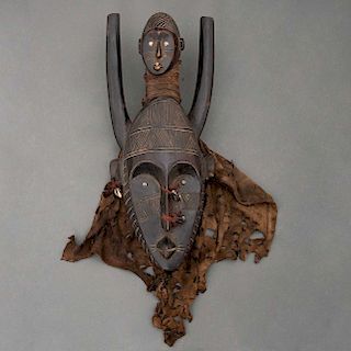 Máscara de iniciación Ntomo. Mali, Siglo XX. Grupo étnico Bambara. Madera tallada, conchas cauri, fibras naturales.
