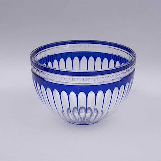 Frutero. Checoslovaquia, siglo XX. Elaborado en cristal de bohemia color azul. Diseño gallonado. 16 x 25 cm de diámetro.