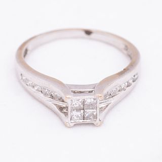 Anillo con diamantes en oro blanco de 14k. 4 diamantes corte princesa 0.40ct. 12 acentos de diamantes. Talla: 8. Peso: 3.8 g...