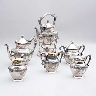 Juego de té. E.U.A., principios del siglo XX. Estilo Art Nouveau. Sellado MERIDEN B. Fabricado en metal plateado. Pz: 8
