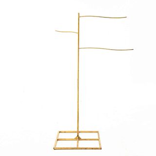 Perchero. Siglo XX. Estructura de metal tubular color dorado con base cuadrangular. A 3 niveles. 170 cm de altura.