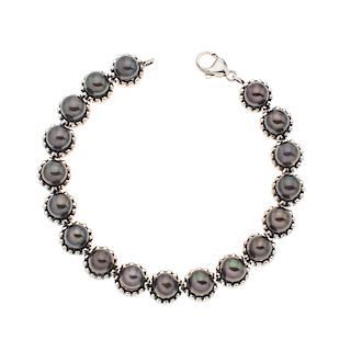 Pulsera con perlas en plata .925. 18 perlas color gris de 6 mm. Peso:  27.7 g.