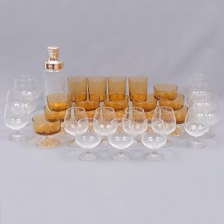 Lote de 31 copas. Origen europeo. SXX. Elaboradas en cristal. Algunas color ocre. Consta de: 5 copas para brandy, 9 copas para coñac.