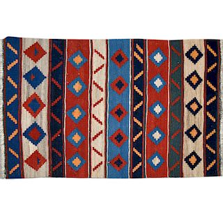 Tapete. Siglo XX. Estilo Kilim. Elaborado a mano en fibras de lana y algodón. Decorado con motivos geométricos y orgánicos.