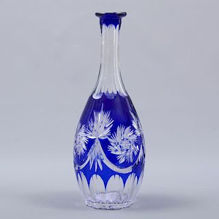 Licorera. Origen europeo. Siglo XX. Elaborada en cristal de Bohemia color azul. Sin tapa. Decorada con elementos facetados.