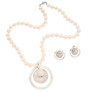 Collar y par de aretes con perlas y plata. 52 perlas cultivadas color blanco de 8 mm. Peso: 58.0 g.