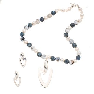 Collar y par de aretes con cuarzo y perlas en plata. 21 perlas cultivadas de color blanco de 5 a 8 mm. 24 esferas de cuarzos. ...
