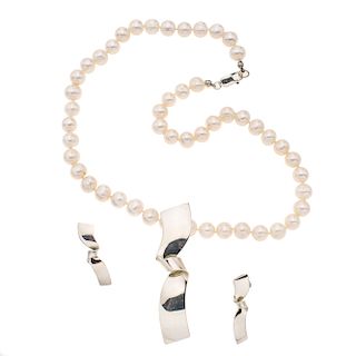 Collar y par de aretes con perlas y plata. 50 perlas cultivadas en color blanco de 8 mm. Peso:  53.4 g.