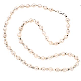Collar con perlas y esferas de plata. 50 perlas cultivadas en color blanco de 8 mm. Peso: 61.3 g.
