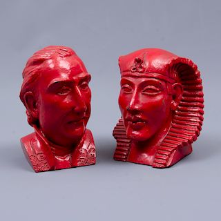Busto de Akenatón y hombre. Siglo XX. Elaborados en resina color rojo.