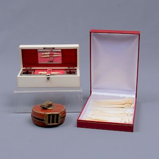 Lote mixto de 3 piezas. Siglo XX. Consta de: Caja con botaneros. En talla de hueso., Cinta métrica y Caja con 12 miniaturas.