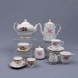 Lote de 2 juegos abiertos de té. Japón. Siglo XX. Elaborados en porcelana Harmony House, Napco y Lefton. Algunas pintadas a mano.