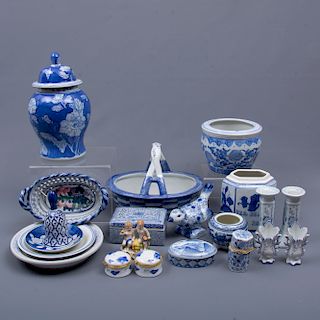 Lote mixto de 22 piezas. Origen oriental. Siglo XX. Diferentes diseños. Elaboradas en porcelana y cerámica.