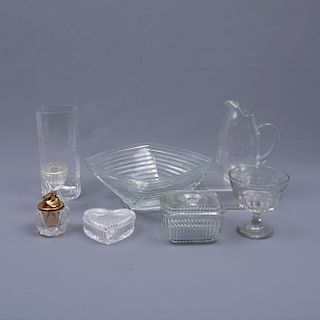 Lote mixto de 8 piezas. Diferentes origenes. Siglo XX. Diferentes diseños. Elaborados en cristal, uno de pepita, y vidrio.