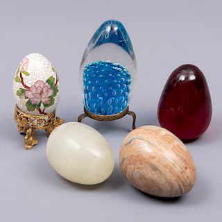 Lote de 5 huevos. Diferentes origenes. SXX. Elaborados en vidrio soplado, cerámica y mármol. 2 con base de metal dorado. Uno decorado.