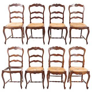 Lote de 8 sillas. Francia. Siglo XX. Estilo Luis XV. Diferentes diseños. En talla de madera de nogal. Con respaldos semiabiertos.