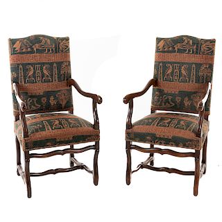 Par de sillones. Francia. Siglo XX. En talla de madera de roble. Con respaldo cerrado y asientos en tapicería estilo egipcio.