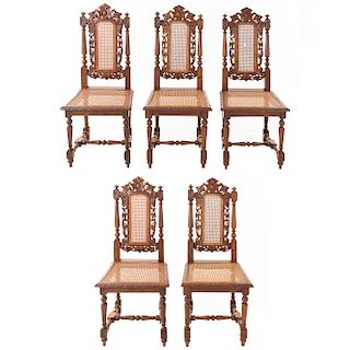 Lote de 5 sillas. Francia. Siglo XX. Estilo Enrique II. En talla de madera de roble. Con respaldos semiabiertos y asientos de bejuco.