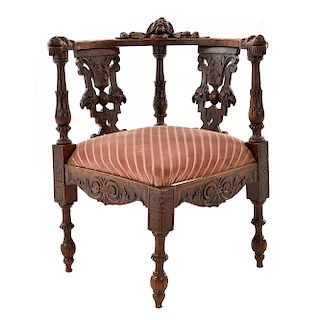 Sillón. Francia. Siglo XX. En talla de madera de roble. Con respaldo semiabierto, asiento en tapicería color rosado, fustes compuestos.