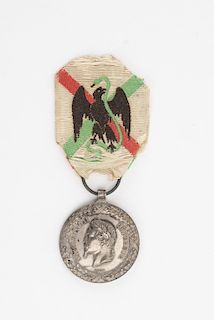 Navalón G. Medalla al Mérito Militar Otorgada por el Emperador Maximiliano. En plata, diámetro 32 mm. Con listón de seda.