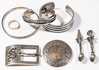ASSORTED STERLING SILVER AND GOLD ARTICLES, LOT EIGHT