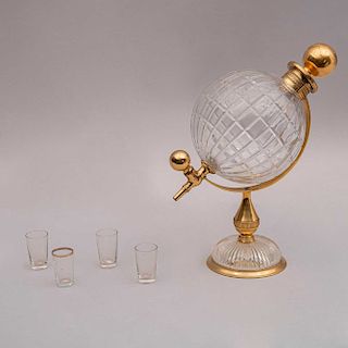 Servicio de licor. Francia, mediados del siglo XX. Diseño de globo terráqueo a dos cuerpos. Elaborado en cristal cortado. Piezas: 5