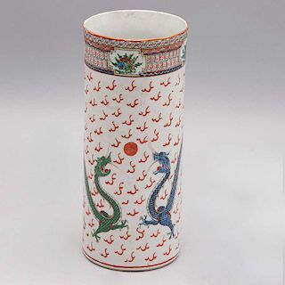 Florero. China, siglo XX. Elaborado en semiporcelana acabado vidriado. Diseño cilíndrico. Decoradoc on dragones y motivos orgánicos.