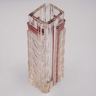 Florero. Ca.1930. Estilo Art Decó.Elaborado en cristal cortado con detalles en color rojo.Decorado con motivos geométricos y facetados.