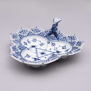 Dulcero. Holanda, siglo XX. Elaborado en porcelana Royal Copenhagen acabado brillante. Diseño triangular con asa zoomórfica.