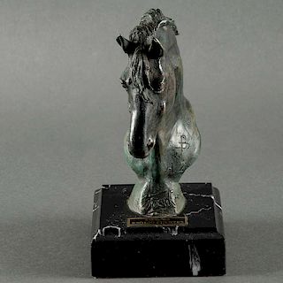Emilio Fuentes. Cabeza de caballo. Fundición de bronce patinado con base de mármol negro, 10/12 Firmado y fechado 98. Con monograma.