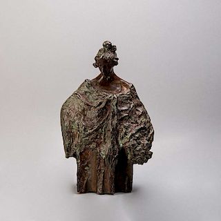 José Royo, artista español.  Mujer con canasta. Fundición en bronce patinado, 1/65. Con sello de Fundición Artística Vilá. 29.5 cm de a