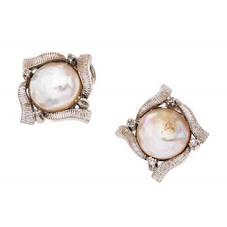 Par de aretes con medias perlas en plata paladio. 2 medias perlas cultivadas color blanco de 11 mm. Peso: 7.8 g.