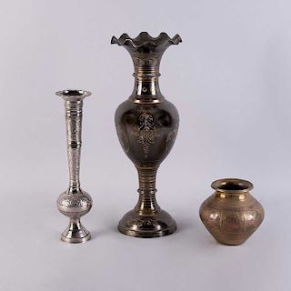 Lote de artículos decorativos. India,S.XX. Elaborados en metal plateado, bronce y latón. Consta de: violetero, jarrón y florero. Pzs:3