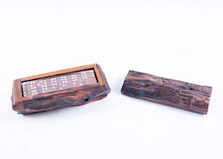 Juego de dominó. México, siglo XX. Elaborado en madera tallada, estuche diseño de tronco. 28 fichas del juego.